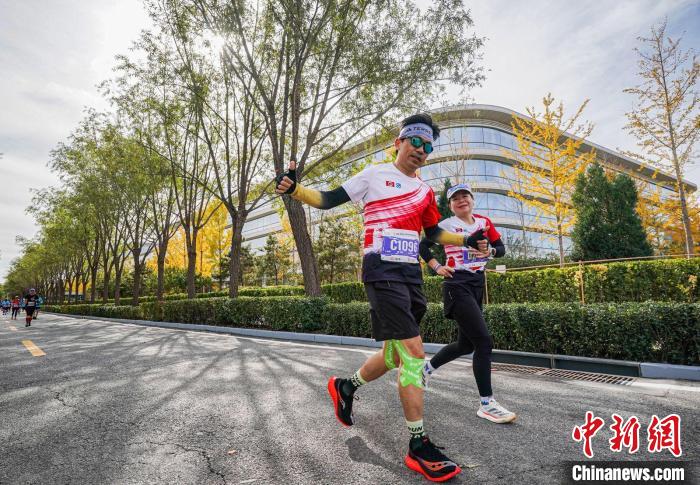 万人齐聚北京海淀马拉松 激情开跑 展现科技与人
