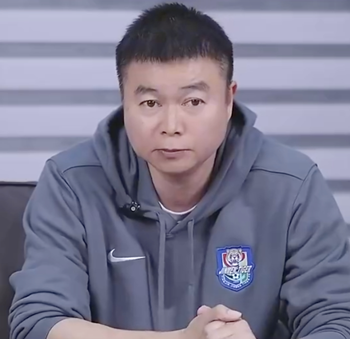 于根伟直播连线遭博主质疑强硬回应引援策略