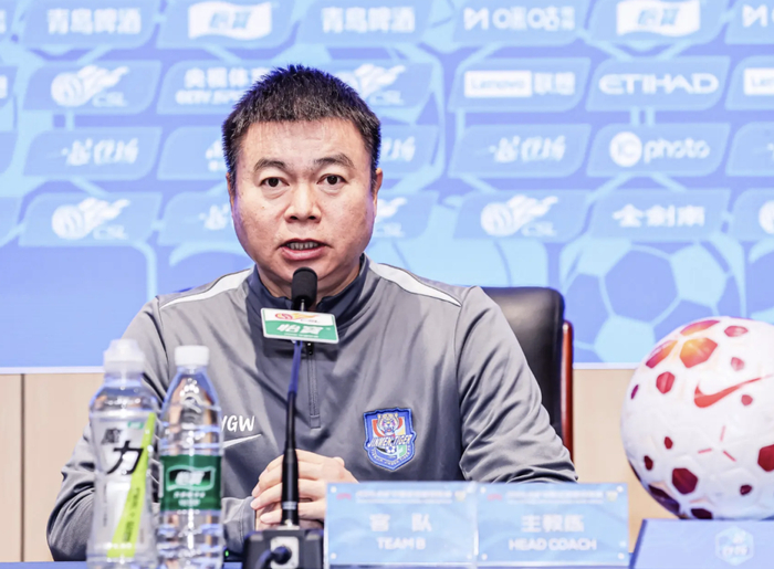 于根伟直播连线遭博主质疑强硬回应引援策略