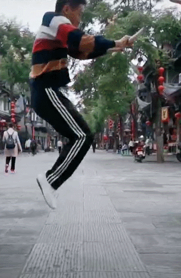 武术少年张成强挑战蜻蜓点水引热议