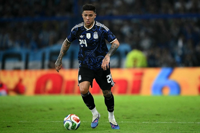 切尔西中场核心恩佐遭队