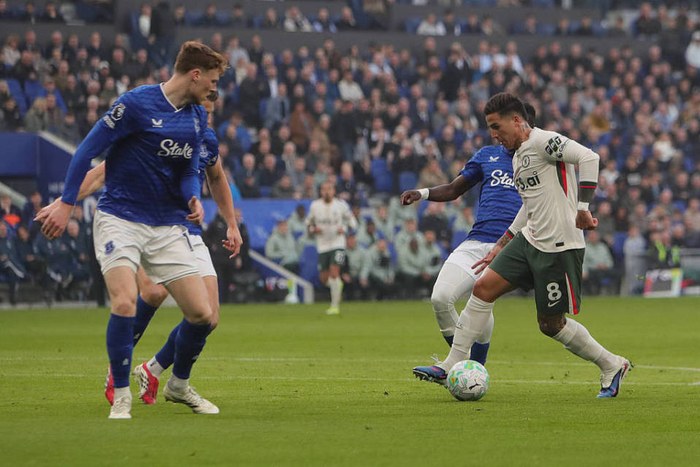 切尔西中场核心恩佐遭队友质疑，米克尔怒斥其