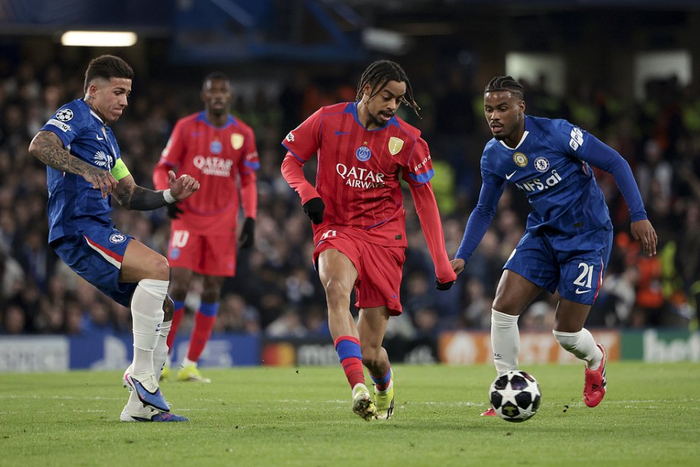 切尔西中场核心恩佐遭队友质疑，米克尔怒斥其