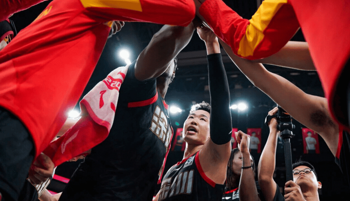 深圳男篮力克广厦终结七连胜 贺希宁王浩然联手