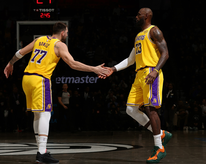 詹姆斯飞扑救球引东契奇赞叹 湖人加时险胜掘金