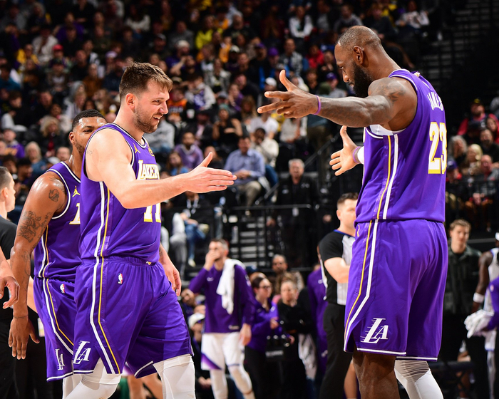 詹姆斯飞扑救球引东契奇赞叹 湖人加时险胜掘金