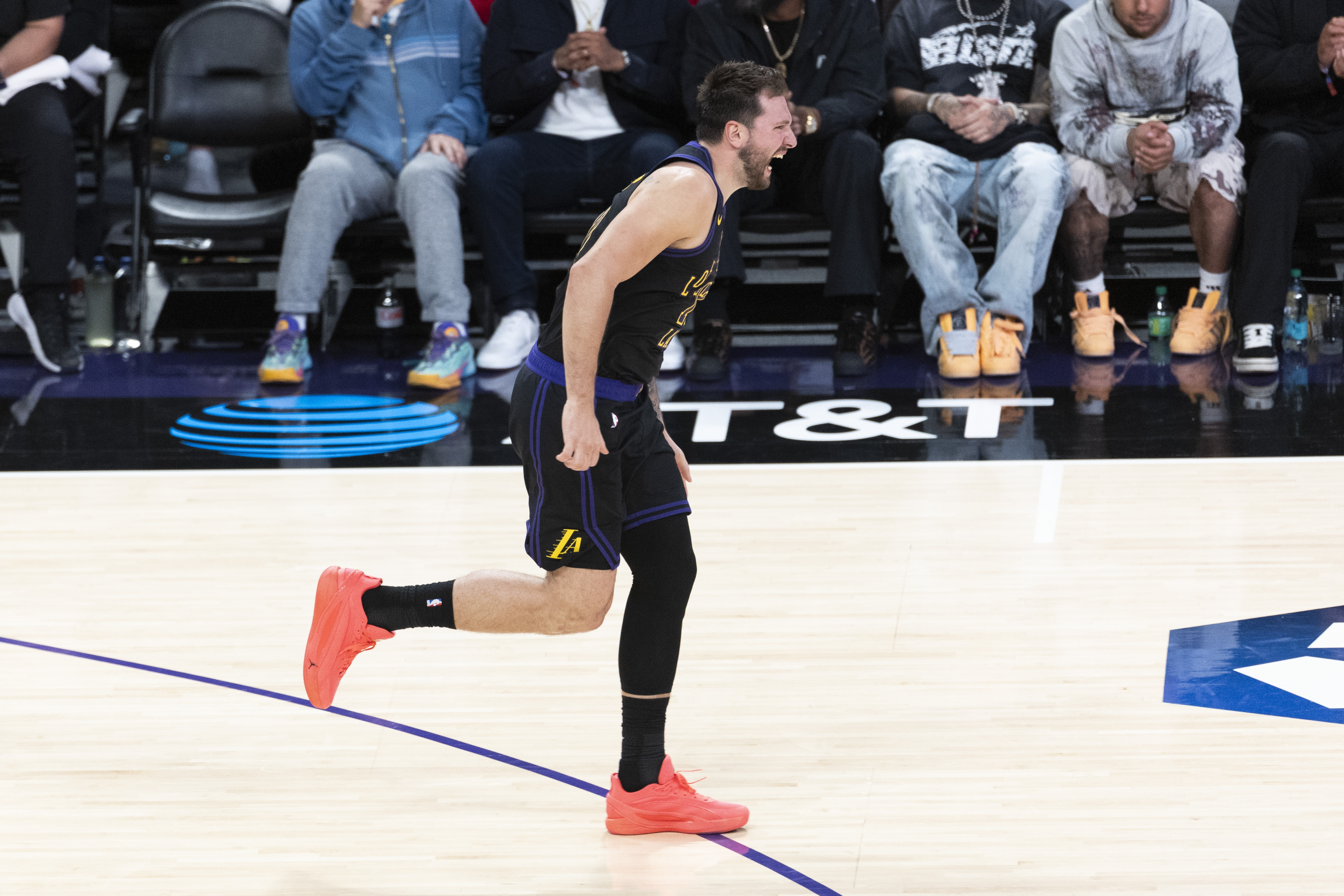 詹姆斯飞扑救球引东契奇赞叹 湖人加时险胜掘金