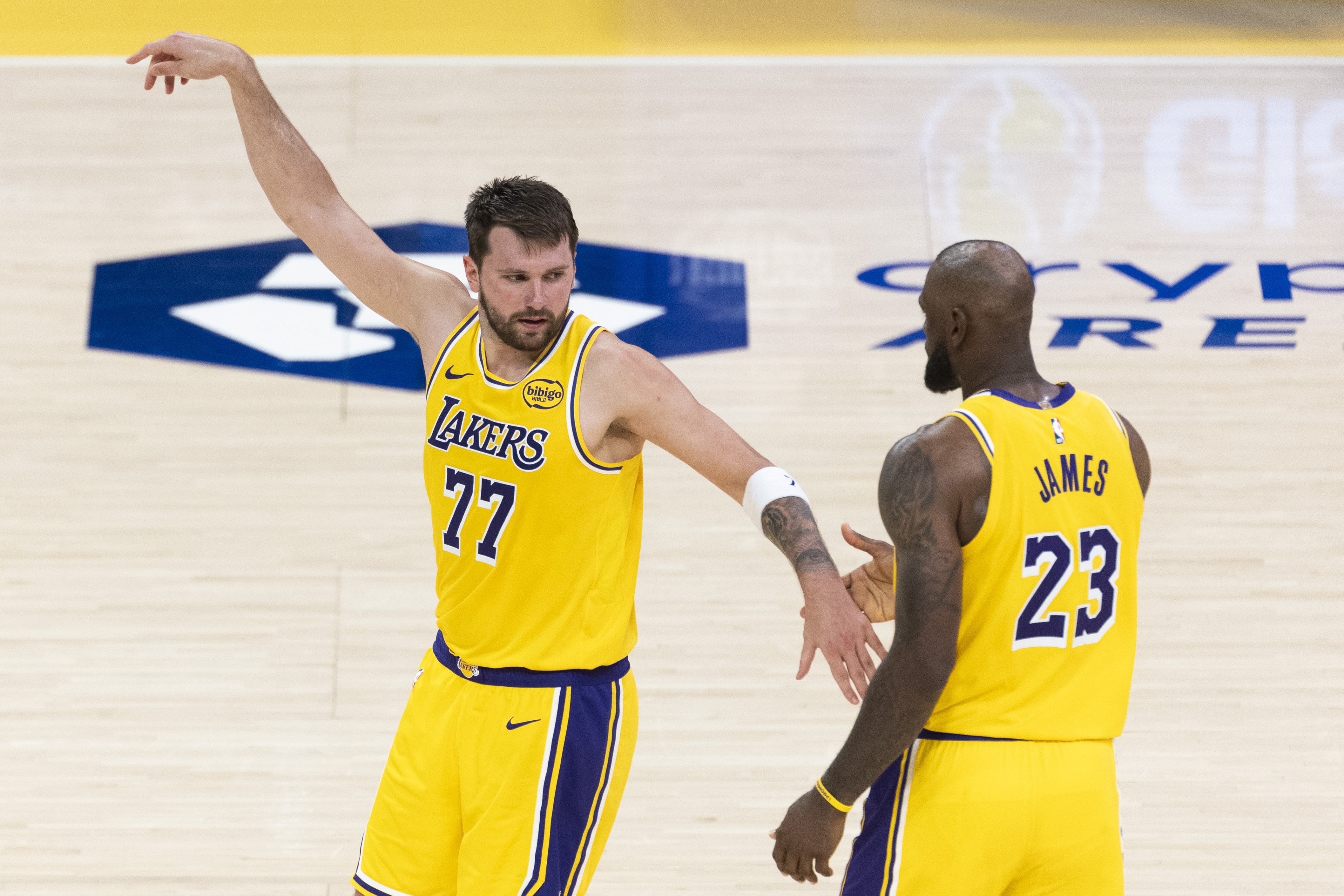 詹姆斯飞扑救球引东契奇赞叹 湖人加时险胜掘金