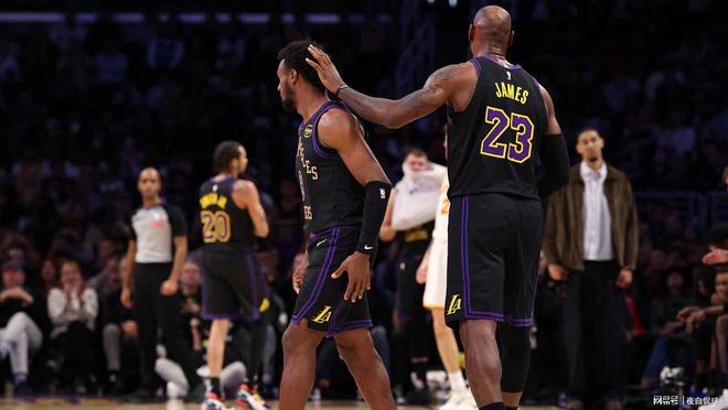 勒布朗与布朗尼季后赛首秀：父子同场竞技引期