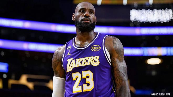 勒布朗与布朗尼季后赛首秀：父子同场竞技引期