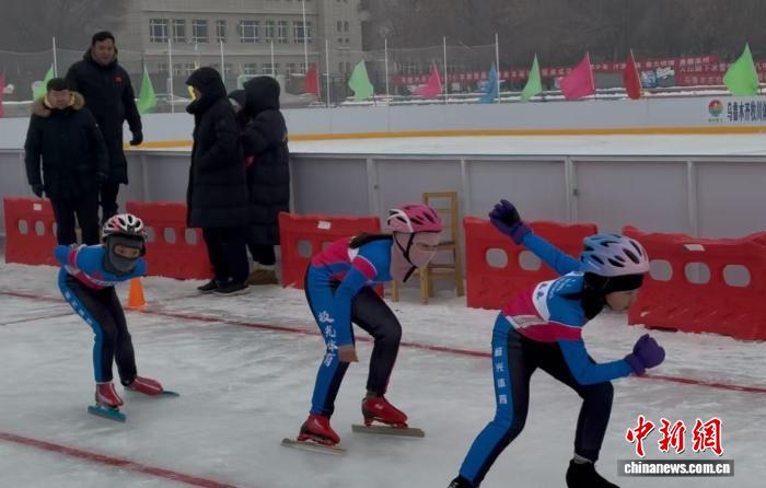 零度以下的热情：乌鲁木齐校园“泼水成冰”育